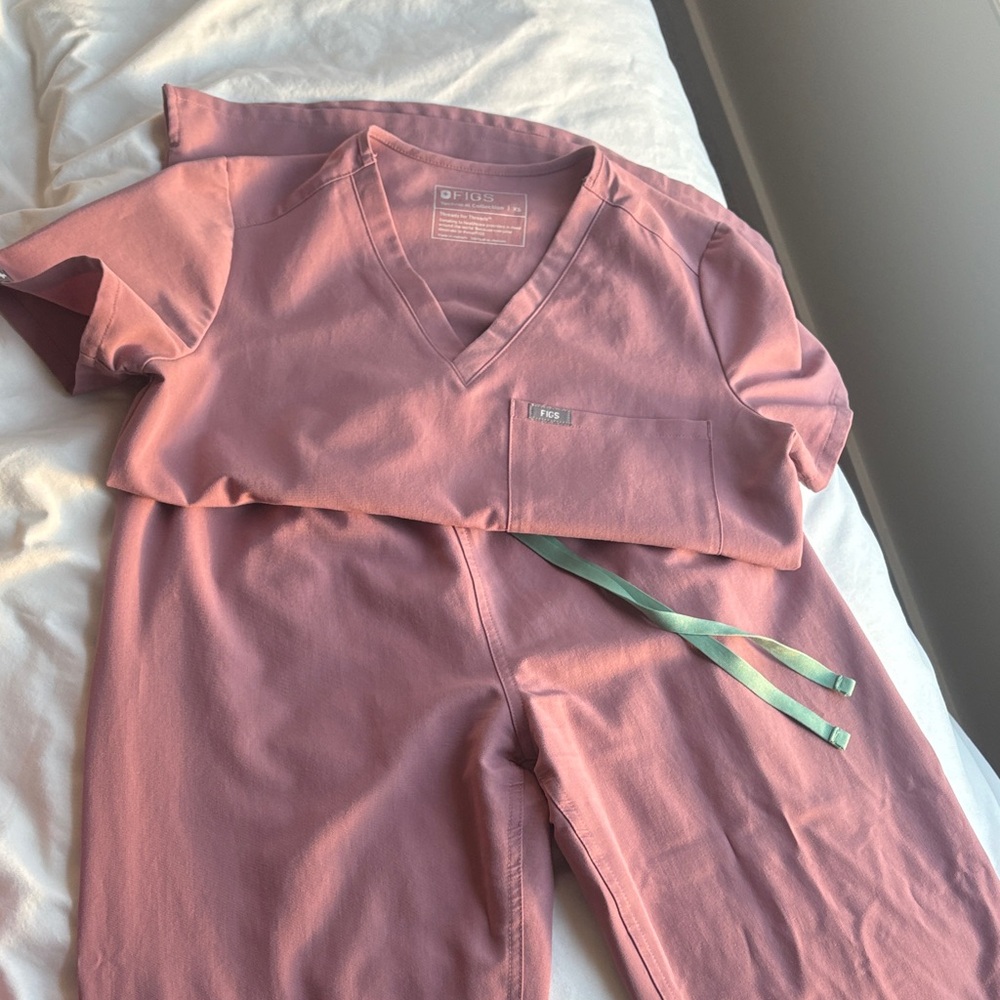 Figs Women's Scrub Set in Dusty Rose with Mint Drawstrings